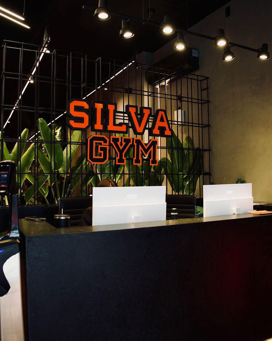 Recepção da SILVA GYM com o letreiro da marca